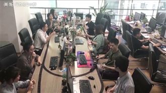 上班族小確幸!！辦公室變身迴轉壽司