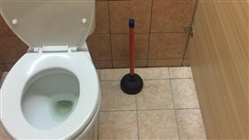 蹲廁所伸進一隻腳_https://www.ptt.cc/bbs/StupidClown/M.1492364315.A.FA0.html