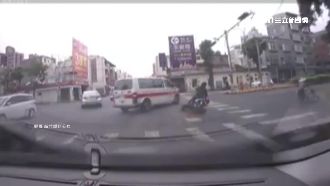 救護車「內線硬切右轉」　害騎士慘摔