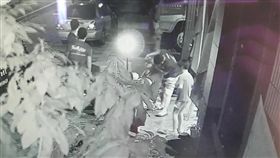 安和消防分隊人員分工合作，讓楊妻順利產下一名健康女嬰。（圖／翻攝畫面）