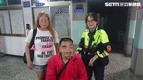 員警曲昱臻事後與林男及林母合影留念。（圖／翻攝畫面）