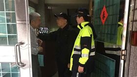 員警護送老翁返家。（圖／翻攝畫面）
