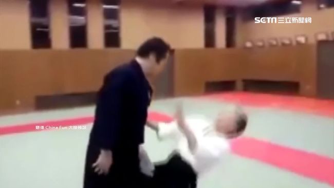 死亡凝視是真的？敵人竟被眼「瞪」翻