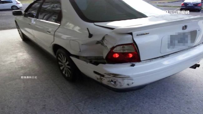 休旅車國道亂切車　害轎車撞護欄落跑