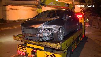 醉漢喝茫自撞護欄　遭上銬怒瞪鏡頭