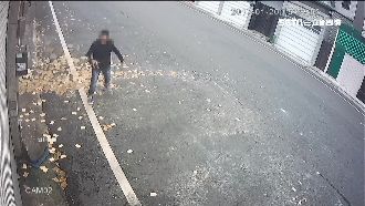 故技重施！婦住家灑完冥紙咬舌拒捕