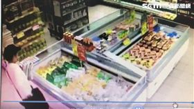 吳女三度前往學府路的頂好超市，竊取肉粽、櫻桃等商品，總價超過千元以上，殊不知早被店員盯上，待她離去時攔下報警（翻攝畫面）