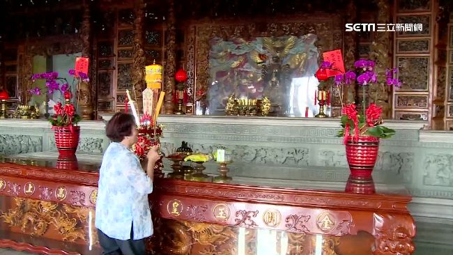 聽聞豬哥亮噩耗　慈善宮宮主哭趴神桌