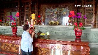 聽聞豬哥亮噩耗　慈善宮宮主哭趴神桌