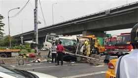 高雄,鳳山,交流道,環保垃圾車,安全島,死亡,車禍／翻攝畫面