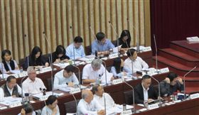 高雄市秘書處長陳瓊華（後排右）行事認真，在下屬眼裡是個拚命型的官員，昨天母親節於臉書談「誘姦」，自爆伯公和大哥哥對她做他們想做的事，隱埋數十年，昨天終於說出來了。中央社記者王淑芬攝  106年5月15日