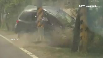 轎車閃避迴轉貨車　自撞電桿車全毀