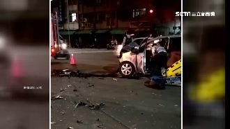 休旅車猛撞賓士　打轉360度車頭毀