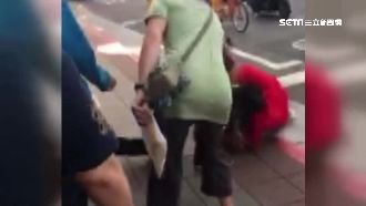 顧打架不要命！兩男鬥毆滾馬路險遭輾