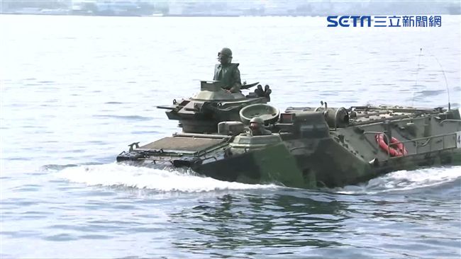 在海裡開戰車？兩棲突擊車漢光登場