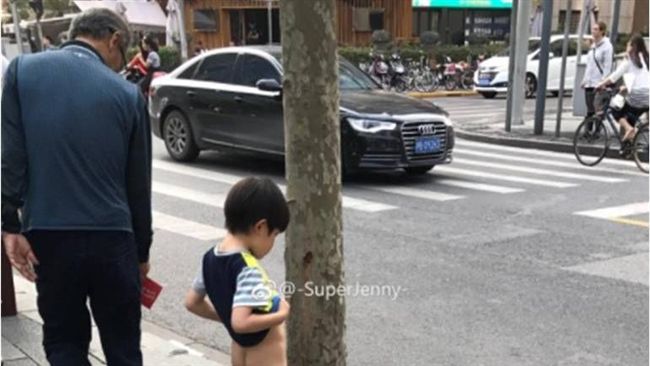 陸女任兒子亂撒尿　還讚「好棒」！