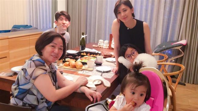 賈靜雯甜曬3愛女　Bo妞肉肉臉曝光
