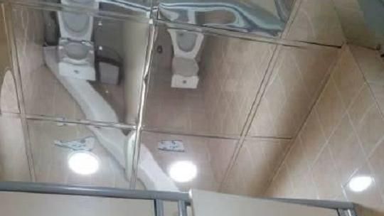 為何公廁門縫這麼寬？　原來是這樣