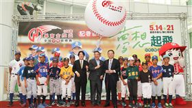 賴清德市長(左)林華韋副理事長(中)華南張雲鵬總經理(右)與華南各隊代表合照（圖／棒協提供）