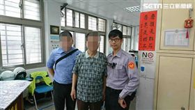 蔡翁買菜途中突然心肌梗塞昏倒，戴姓警員迅速通報救護車將他送醫，經住院長達一個月才出院，特地前往派出所致謝並給紅包（翻攝畫面）