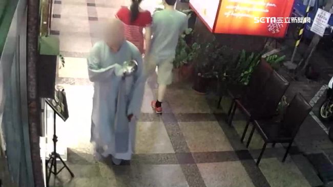和尚用袈裟當掩護　一個轉身偷走皮夾