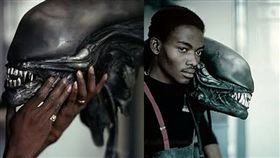 非洲裔演員Bolaji Badejo穿著異形服裝的情形。（圖／翻攝自網路）