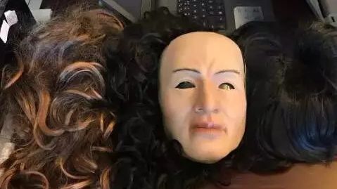 34歲神秘土豪　領錢都戴人皮面具