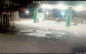 加油站大夜班員工上班期間遭兩名早班同事毆打。（圖／翻攝畫面）