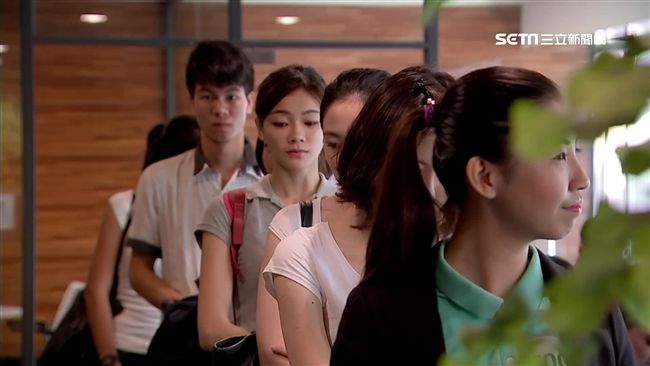 一堆人搶當沒專業的空服員　她打臉酸