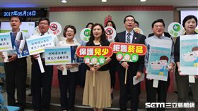 國民健康署今（16）天公布105年違法賣菸予未滿18歲青少年情形，竟發現吸菸學生高達5成以上買菸未被拒絕。（圖／國健署提供）