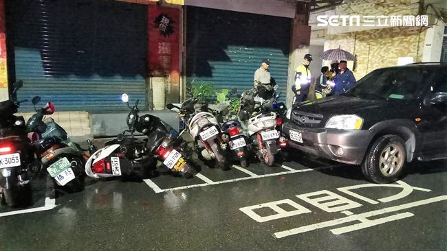 開車心臟病發昏迷　追撞路旁機車身亡