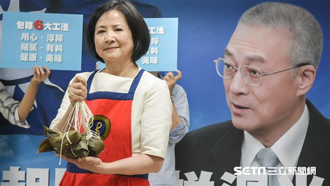 夫人牌出馬　包粽盼吳敦義「包中」