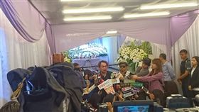 藝人康康前往豬哥亮靈堂上香，爆料豬哥亮為何成為遊覽車天王。（圖／游承霖攝）