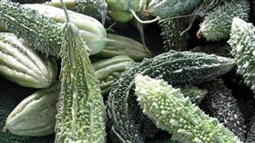 苦瓜（圖／攝影者Robert Couse-Baker, Flickr CC License）
https://www.flickr.com/photos/29233640@N07/6086351281/in/photolist-agQ9c4-4QftiZ-4QjGDh-e5R1r8-aLp9Ae-fuXDd5-fA4GNp-kuh7oy-pskAcs-7EDBxn-8mN6vE-qSM7y1-8kbyTz-bz9odg-qSWtJ-5iFDA2-4Zmtg9-axdQNH-fA4GKp-fAj2TG-5mRcFz-a9GqN5-4LzLvy-9saXko-6GT8YR-kChsj-75fwDx-6NMhXG-4Qftq4-7DY1C1-8v4t1d-7vW9Kj-awWcvZ-rsZnA1-cFHnr9-6BXVfe-8mMn5C-FUsDN2-uFPPc4-pSCTaX-pQRn9Y-fFFARn-mePyUj-5c6T3-9aWxkT-sEPWH-5UmFU7-7hkLbx-4MbyCK-5UmG2U