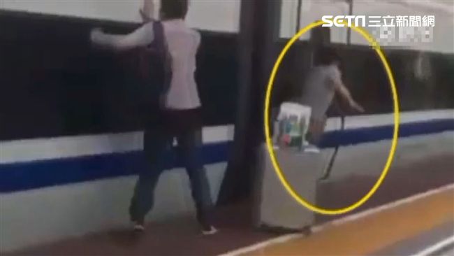 車門夾手指　乘客跟著動車狂奔