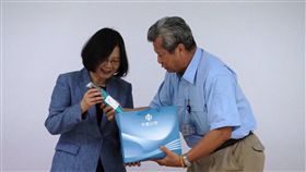 中鋼致贈蔡總統紀念品
總統蔡英文16日視察中鋼公司，聽取營運簡報並參觀中
鋼第三冷壓廠的設備與產製流程運作。中鋼公司董事長
翁朝棟（右）致贈蔡總統（左）中鋼生產的股東禮品黑
熊傘和爐石寶石、鈦杯等做紀念。
（中鋼公司提供）
中央社記者王淑芬傳真 
