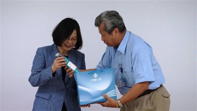 中鋼股東好禮超萌　小英第一個拿到