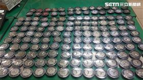 許嫌因喜愛賓士車的高質感，竟運用自身汽車維修技術，深夜騎腳踏車隨機竊取輪圈蓋，一共竊取38輛車152個之多（翻攝畫面）