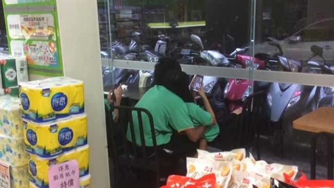 國中生⋯⋯超商座位交疊狂揉女友奶