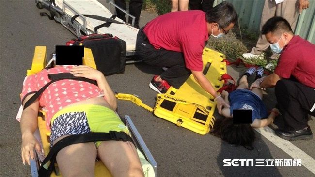 婦載2女趕上學　離奇撞電線桿害2死