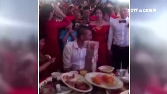 直擊土豪婚禮　百萬「錢磚」堆桌上！