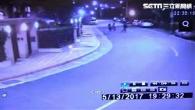 王男潛入先前擔任保全的社區行竊，卻不慎被屋主當場撞見，他摔爛對方手機阻止報警，卻仍遭聞訊趕來的警方當場逮捕（翻攝畫面）