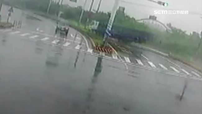 影／貨車高速衝撞分隔島　他幸運閃過
