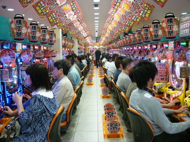 日本上班族在下班後愛流連柏青哥店。(圖/翻攝自網路)