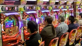 日本柏青哥店從1995年下跌至今產值嚴重衰退。（圖／翻攝自網路）