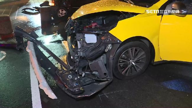 號誌故障！兩車路口追撞成「碰碰車」