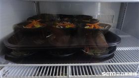 台北市衛生局前往萬華桂林野宴旗艦店稽查發現，冰箱食材堆疊未覆蓋。（圖／台北市衛生局提供）