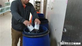 食藥署查獲知本金聯世紀酒店貯放過期食品，已現場責令業者銷毀。（圖／食藥署提供）