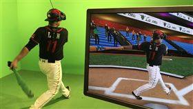 全猿大玩虛擬實境。（圖／球團提供）