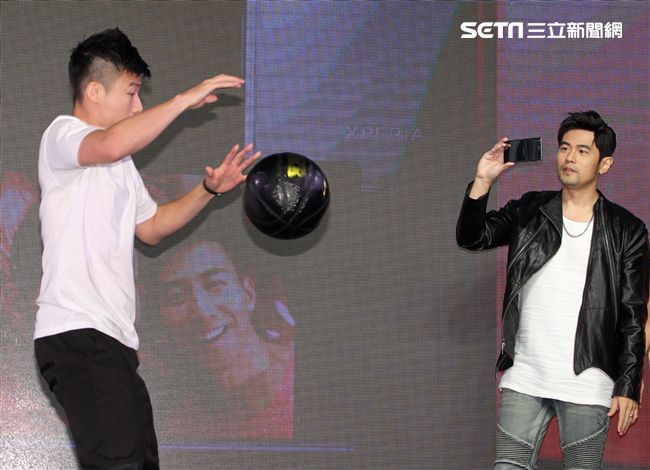 周杰倫出席手機發表現場秀球技並自拍分享全方位娛樂。（記者邱榮吉/攝影）